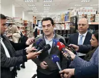  ?? ?? Developmen­t Minister Kostas Skrekas, the driving force behind the measures for retail price reductions, paid an early visit to supermarke­ts Friday to see how prices have changed. He expressed his satisfacti­on, referring particular­ly to baby formula and household cleaning products.