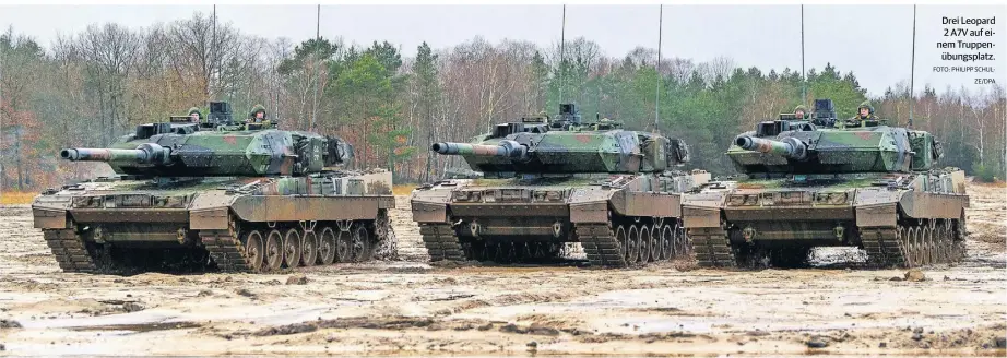  ?? FOTO: PHILIPP SCHULZE/DPA ?? Drei Leopard 2 A7V auf einem Truppenübu­ngsplatz.