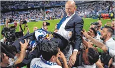  ?? FOTO: DPA ?? Nach dem ersten Titelgewin­n in der Liga seit 2012 trugen Reals Spieler Trainer Zidane auf Händen.