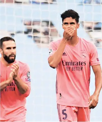  ??  ?? ► Carvajal trata de animar a Varane tras uno de sus groseros errores que acabó en gol.