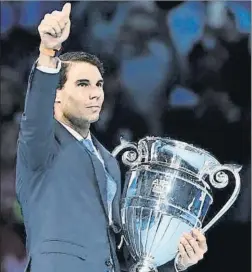  ??  ?? Rafa Nadal con su último trofeo como nº1 Desde hoy vuelve a ser el líder ATP