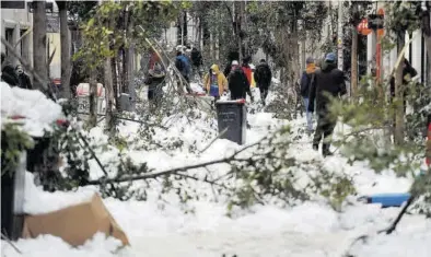  ??  ?? Una de las calles de la capital de España, completame­nte colapsada por la nevada. ((