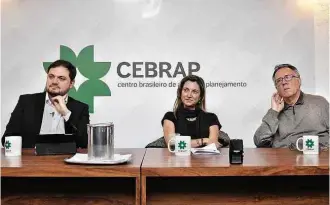  ?? Reinaldo Canato/Folhapress ?? Matias Spektor (esq.), a mediadora Patrícia Campos Mello e Luiz Felipe de Alencastro