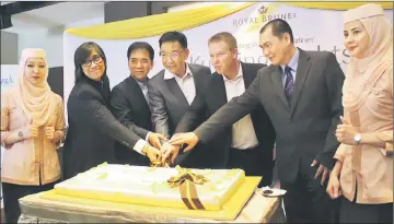  ??  ?? Abdul Karim (centre) leads the cake-cutting ceremony to mark the revival of RBA’s Kuching-Brunei flight. With him are (from second left) STB chief executive officer Sharzede Salleh Askor, ministry’s permanent secretary Hii Chang Kee, Aeberli and Brunei Consul General in Kuching, Mohammad Kamaluddin.