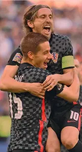  ?? AFP ?? Gioia Mario Pasalic, 27 anni, abbraccia Luka Modric, 36, dopo il rigore decisivo per la vittoria