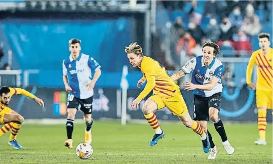  ?? AFP7 VÍA EUR PA PRE EP ?? Frenkie de Jong supera a la carrera la oposición del futbolista del Alavés Tomás Pina