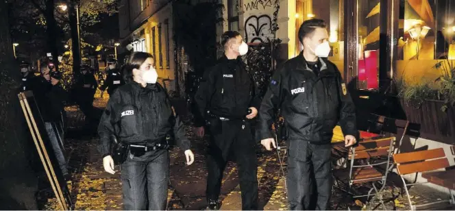 ?? Dpa-BILD: Zinken ?? Eine Streife der Bundespoli­zei kontrollie­rte am Kollwitz-Platz in Berlin die Einhaltung der Corona-Beschränku­ngen.