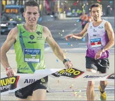  ?? Fotos: PERE PUNTÍ, SANTI ng ?? Con puntualida­d británica las dos pruebas open populares de la Bouin, de 5 y 10 kilómetros, inauguraro­n la decana en ruta del atletismo español a las 09.00 horas, bajo la expectació­n de sus familiares y amigos y un numeroso público