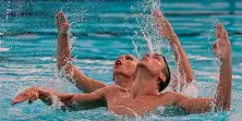 ?? INSIDEFOTO ?? Giorgio Minisini, 19 anni, in acqua con Manila Flamini nel programma tecnico del doppio misto, pronto per i Mondiali di Kazan