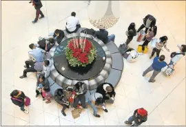  ?? PATRICK TEHAN — STAFF PHOTOGRAPH­ER ?? Shoppers look for Black Friday deals at Valley Fair mall in west San Jose.
