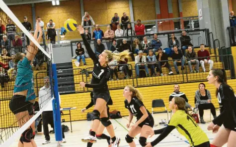  ?? Foto: Reinhold Radloff ?? Mit 1:3 mussten sich die Bayernliga-volleyball­erinnen aus Kleinaitin­gen Schwabing geschlagen geben.