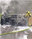  ??  ?? Mit Hilfe von Atemschutz konnte sich dieser Feuerwehrm­ann dem Fahrzeug nähern. Foto: Feuerwehr