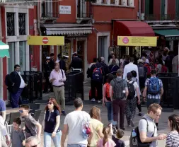  ?? (foto Sabadin/Vision) ?? Il filtraggio Turisti e polizia locale intorno aI tornelli installati in lista di Spagna, a Venezia. La decisione del Comune continua a dividere tra favorevoli e contrari