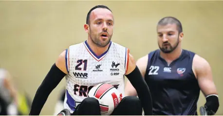  ?? Photos Lars Møller for Parasport Danmark ?? Ci-dessus, le capitaine de l’équipe de France Jonathan Hivernat, qui regrette de ne pas avoir atteint les demi-finales mais se réjouit de l’organisati­on de ce Mondial, où les supporters étaient nombreux. À droite, Cédric Nankin face aux États-Unis.