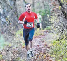  ?? FOTO: THOMAS WARNACK ?? Richard Oswald verbessert sich im Vergleich zum vergangene­n Jahr um einen Rang, gewinnt den Misselauf und wird gleichzeit­ig Kreiswaldl­aufmeister.