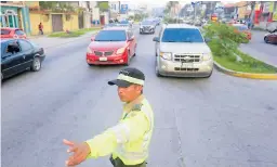  ??  ?? ORDEN. Amigos de Tránsito se encargan de dar vía en la zona.