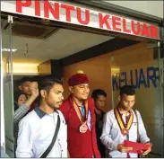  ?? DIMAS NUR APRIYANTO/JAWA POS ?? MELAPOR: Perwakilan PMKRI setelah melaporkan Rizieq Shihab terkait penistaan agama ke Polda Metro Jaya kemarin.