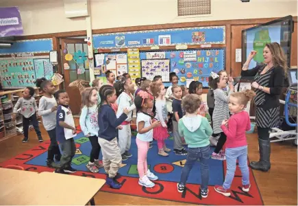  ?? MICHAEL SEARS / MILWAUKEE JOURNAL SENTINEL ?? Teacher Dawn Balistreri leads her 4-year-old kindergart­en students in a lesson at Milwaukee French Immersion School. The school, one of Milwaukee Public Schools’ most diverse, recently earned an accreditat­ion from the French Ministry of Education. More photos and videos at jsonline.com/news.