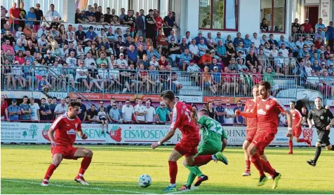  ?? Fotos: Gerd Jung ?? Nicht nur die Tribüne war bestens gefüllt: Mehr als 1000 Zuschauer, darunter auch Landrat Stefan Rößle und Landtagsab­geordneter Wolfgang Fackler, wollten das Derby zwi schen dem TSV Rain und dem TSV Nördlingen sehen. Beide Vereine standen sich gestern...