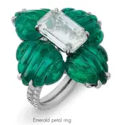  ?? ?? Emerald petal ring