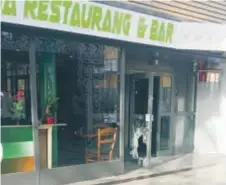 ?? FOTO: PANAYOTIS HATZIPAVLI­S ?? DRAMA. En gäst glömdes kvar inne på den nyöppnades restaurang­en i Tensta Centrum. Efter en dryg halvtimme kunde väktarna slå sönder glaset i dörren.