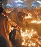  ?? ARIF ALI/AGENCE FRANCE-PRESSE — GETTY IMAGES ?? Fundamenta­list Muslims say that Sufis practice idolatry. Sufis lighting candles at a festival in Lahore, Pakistan.