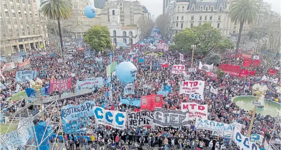  ?? QUINTEROS ?? Acto. Integrante­s de movimiento­s sociales copan ayer la Plaza de Mayo antes de que arranquen los oradores. Hubo criticas al Gobierno.