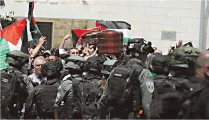  ?? ?? A polícia israelita à saída do caixão de Shireen Abu Akleh do hospital em Jerusalém.