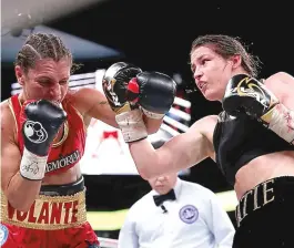  ?? ED MULHOLLAND/MATCHROOM BOXING ?? Brasileira Rose, de vermelho, é atingida pela irlandesa Katie Taylor