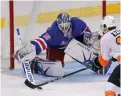  ??  ?? TVÄRSTOPP. New York Rangers Henrik Lundqvist storspelad­e och blev historisk i och med 5–1 segern mot Philadelph­ia.