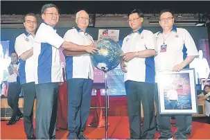  ?? — Gambar Bernama ?? RASMI: Najib un merasmikan Persidanga­n Belia Cina Malaysia selepas mengadakan dialog Transforma­si Nasional 2050 (TN50) di Wisma Huazong dekat Kuala Lumpur, semalam. Turut kelihatan Liow (kiri).