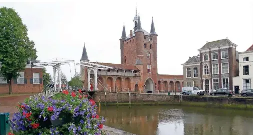  ?? FOTOS (3): ERNST LEISTE ?? Blick auf das Zuidhaven Tor von Zierikzee