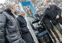  ??  ?? François Bausch und Claude Turmes lassen sich von Marc Reiffers (Creos) die Funktionsw­eise erklären.