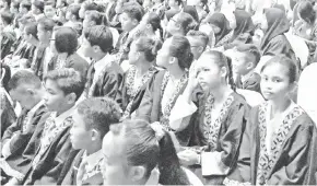  ??  ?? SEBAHAGIAN murid sekolah rendah dalam kawasan DUN Nangka sedang menunggu giliran untuk menerima sijil mereka.