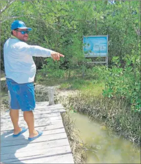  ?? ?? Un guía turístico muestra el deterioro del sendero y los avances de limpieza que realizaron en el lugar