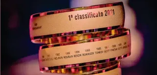  ??  ?? L’attesa Il trofeo Senza Fine con i nomi dei vincitori del Giro d’Italia. Il prossimo nome sarà inciso il 30 maggio