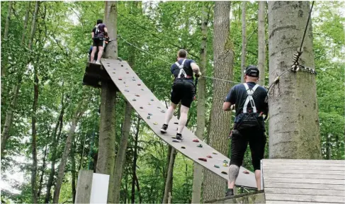  ?? FOTO: SUSAN VOIGT ?? Auf insgesamt elf Parcours kann im Hainich unweit von Kammerfors­t geklettert werden, wenn die Kraft reicht.