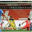  ?? FOTO: SCHEIDEMAN­N ?? Nachsehen: Fortunas Florian Kastenmeie­r beim 0:2.