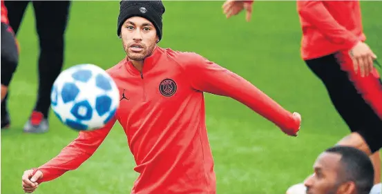  ?? FRANCK FIFE / AFP) ?? À vontade. Neymar disse que foi iniciativa do técnico colocá-lo pelo meio, mas ele aprovou: ‘Gosto de jogar assim: armar a partida, o jogo, ajudar os colegas’