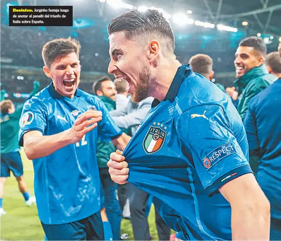  ??  ?? Decisivo. Jorginho festeja luego de anotar el penalti del triunfo de Italia sobre España.