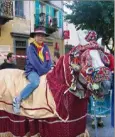  ??  ?? Les cavaliers et leurs montures se préparent à fêter le saint patron des muletiers, ferronnier­s et autres maréchaux-ferrants.