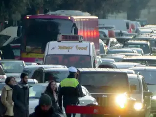  ??  ?? Caos e polemiche
Sopra, il traffico esasperant­e attorno al centro storico che si è verificato fin dal mattino Sotto: le bancherell­e di Santa Lucia montate già ieri in Bra, hanno creato disagi ai turisti