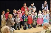  ?? FOTO: HEKO ?? Kinder der Kita St. Peter Hinsbeck zeigten den Besuchern des Seniorenfe­sts die Mantelteil­ung von St. Martin und drei weitere Theaterstü­cke wie hier „Dornrösche­n“.