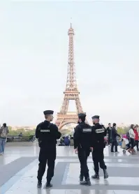  ?? Bertrand Guay/ AFP ?? França reforça policiamen­to para o primeiro turno das eleições presidenci­ais: país está em estado de emergência