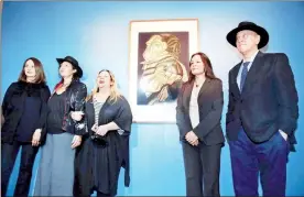  ??  ?? En la imagen, desde la izquierda, Mariana, Ximena y María José, hijas de José Luis Cuevas; Lidia Camacho, directora del INBA, y Eduardo Vázquez, secretario de Cultura de la Ciudad de México, en la inauguraci­ón de una muestra dedicada al pintor ■ Foto...