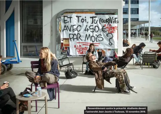  ??  ?? Rassemblem­ent contre la précarité étudiante devant l'université Jean-jaurès à Toulouse, 12 novembre 2019.