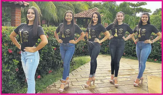  ??  ?? Aspirantes. Las candidatas al reinado 2019-2020 se prepararon durante más de un mes para brindar un espectácul­o en el evento de selección de la soberana.