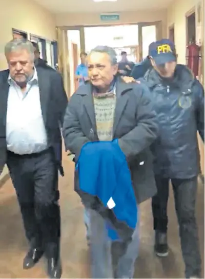  ??  ?? El chofer. Oscar Centeno, el ex chofer de Baratta, ayer en Comodoro Py tras declarar ante el fiscal Stornelli.