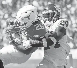  ?? KEVIN JAIRAJ/ USA TODAY SPORTS ?? Linebacker Brian Asamoah tackles Texas running back Keaontay Ingram as Oklahoma’s defense played stout Saturday.