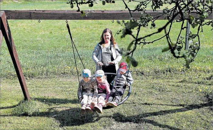  ?? FOTO: MIRA STRANDBERG ?? SLUTAR. Lena Bollström har vårdat barn i tio år. Nu byter hon bransch och börjar jobba med äldre personer i stället.